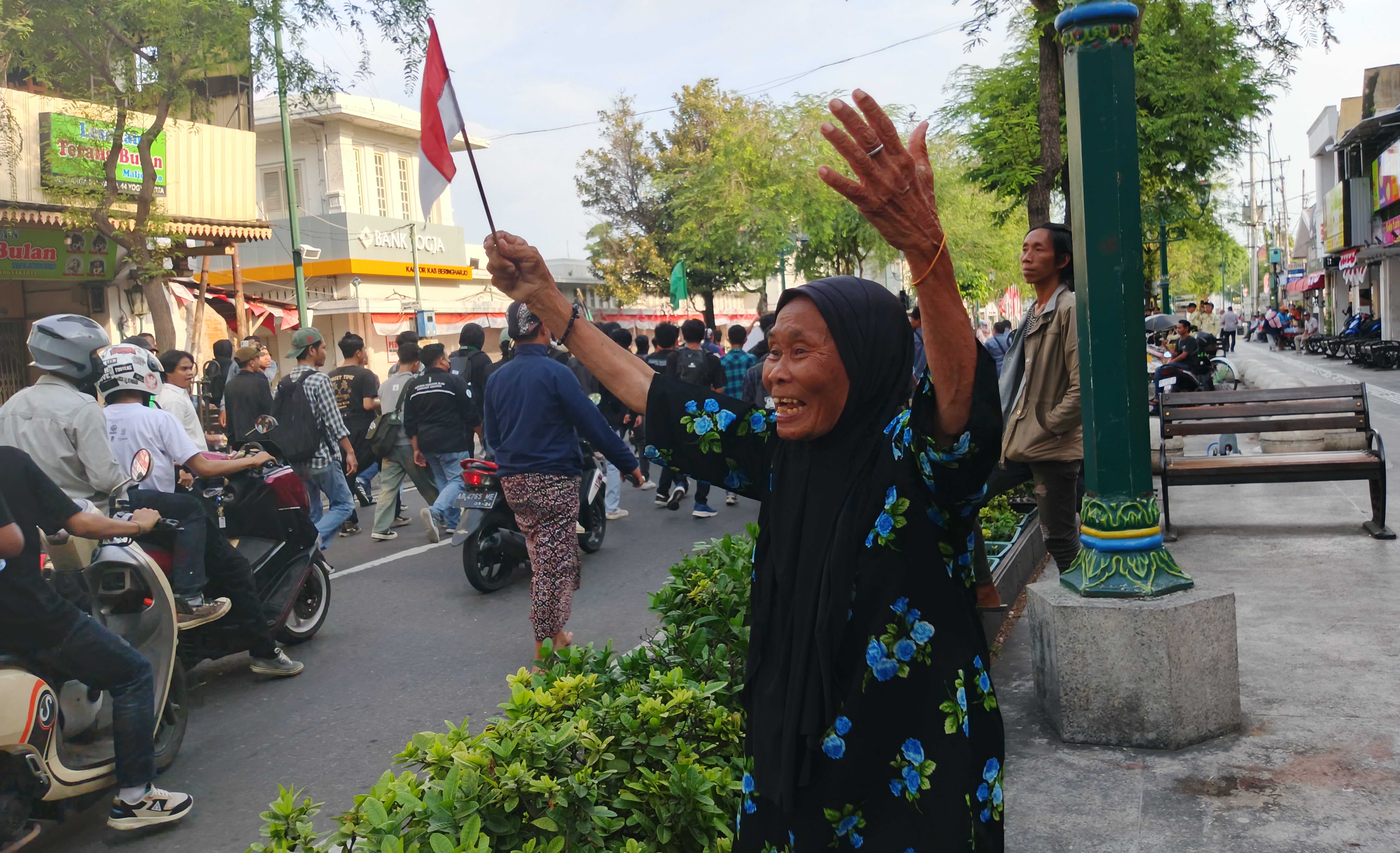 Unjuk Rasa Nasional 2025: Akar Masalah, Eskalasi Politik, dan Dampak Sosial Ekonomi